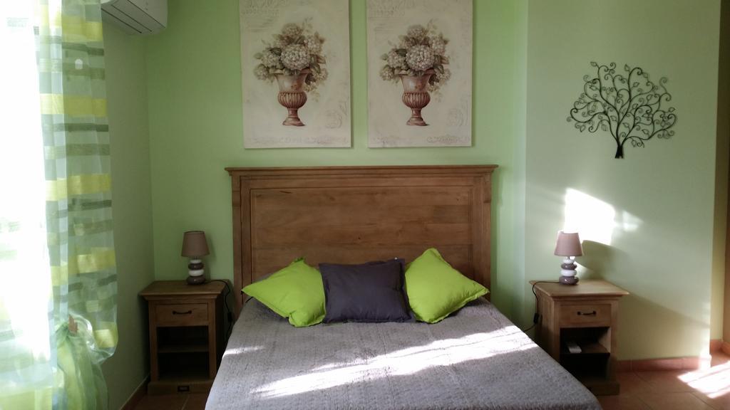 Les Portes Du Soleil Bed and Breakfast Capestang Habitación foto